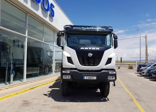 Camión dumper 
Iveco ASTRA HD9 86.50 8×6, 
eje delantero Kessler, 
un motor CURSOR 13 de 500cv,
cambio ASTRONIC con INTARDER 
y con 35 Tn de capacidad de carga, 
 un tiempo de transporte más reducido, 
un consumo de combustible menor 
y un coste de transporte por tonelada más bajo. 
De ahí que muchas explotaciones, al conocer las ventajas de estas unidades, estén  renovando su flota por este tipo de camiones.

- Motor Cursor 13, 500cv
- Cambio Astronic 16v con Intarder
- Eje delantero KESSLER.
- Caja transfer STEYR VG2700
- Neumáticos Michelin 325/95R24
- Aire acondicionado.
- Visera.
- Avisador acústico marcha atrás.
- Barras estabilizadoras en todos los ejes.
- Espejos eléctricos y calefactados.
- Asiento con suspensión neumática.
- Ventanas traseras en cabina.
- Radio Bluetooth.
- ABS y ASR of-road.
- 5º punto de sujeción del cambio.
- Escalón de inspección.
- Protector del radiador.
- Sistema de adblue calefactado.
- Camara trasera con pantalla en cabina.

Camión caja volquete CANTONI de 20m3.