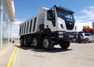 Camión dumper 
Iveco ASTRA HD9 86.50 8×6, 
eje delantero Kessler, 
un motor CURSOR 13 de 500cv,
cambio ASTRONIC con INTARDER 
y con 35 Tn de capacidad de carga, 
 un tiempo de transporte más reducido, 
un consumo de combustible menor 
y un coste de transporte por tonelada más bajo. 
De ahí que muchas explotaciones, al conocer las ventajas de estas unidades, estén  renovando su flota por este tipo de camiones.

- Motor Cursor 13, 500cv
- Cambio Astronic 16v con Intarder
- Eje delantero KESSLER.
- Caja transfer STEYR VG2700
- Neumáticos Michelin 325/95R24
- Aire acondicionado.
- Visera.
- Avisador acústico marcha atrás.
- Barras estabilizadoras en todos los ejes.
- Espejos eléctricos y calefactados.
- Asiento con suspensión neumática.
- Ventanas traseras en cabina.
- Radio Bluetooth.
- ABS y ASR of-road.
- 5º punto de sujeción del cambio.
- Escalón de inspección.
- Protector del radiador.
- Sistema de adblue calefactado.
- Camara trasera con pantalla en cabina.

Camión caja volquete CANTONI de 20m3.