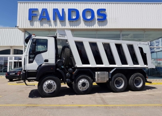 Camión dumper 
Iveco ASTRA HD9 86.50 8×6, 
eje delantero Kessler, 
un motor CURSOR 13 de 500cv,
cambio ASTRONIC con INTARDER 
y con 35 Tn de capacidad de carga, 
 un tiempo de transporte más reducido, 
un consumo de combustible menor 
y un coste de transporte por tonelada más bajo. 
De ahí que muchas explotaciones, al conocer las ventajas de estas unidades, estén  renovando su flota por este tipo de camiones.

- Motor Cursor 13, 500cv
- Cambio Astronic 16v con Intarder
- Eje delantero KESSLER.
- Caja transfer STEYR VG2700
- Neumáticos Michelin 325/95R24
- Aire acondicionado.
- Visera.
- Avisador acústico marcha atrás.
- Barras estabilizadoras en todos los ejes.
- Espejos eléctricos y calefactados.
- Asiento con suspensión neumática.
- Ventanas traseras en cabina.
- Radio Bluetooth.
- ABS y ASR of-road.
- 5º punto de sujeción del cambio.
- Escalón de inspección.
- Protector del radiador.
- Sistema de adblue calefactado.
- Camara trasera con pantalla en cabina.

Camión caja volquete CANTONI de 20m3.