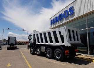 Camión dumper 
Iveco ASTRA HD9 86.50 8×6, 
eje delantero Kessler, 
un motor CURSOR 13 de 500cv,
cambio ASTRONIC con INTARDER 
y con 35 Tn de capacidad de carga, 
 un tiempo de transporte más reducido, 
un consumo de combustible menor 
y un coste de transporte por tonelada más bajo. 
De ahí que muchas explotaciones, al conocer las ventajas de estas unidades, estén  renovando su flota por este tipo de camiones.

- Motor Cursor 13, 500cv
- Cambio Astronic 16v con Intarder
- Eje delantero KESSLER.
- Caja transfer STEYR VG2700
- Neumáticos Michelin 325/95R24
- Aire acondicionado.
- Visera.
- Avisador acústico marcha atrás.
- Barras estabilizadoras en todos los ejes.
- Espejos eléctricos y calefactados.
- Asiento con suspensión neumática.
- Ventanas traseras en cabina.
- Radio Bluetooth.
- ABS y ASR of-road.
- 5º punto de sujeción del cambio.
- Escalón de inspección.
- Protector del radiador.
- Sistema de adblue calefactado.
- Camara trasera con pantalla en cabina.

Camión caja volquete CANTONI de 20m3.