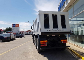 Camión dumper 
Iveco ASTRA HD9 86.50 8×6, 
eje delantero Kessler, 
un motor CURSOR 13 de 500cv,
cambio ASTRONIC con INTARDER 
y con 35 Tn de capacidad de carga, 
 un tiempo de transporte más reducido, 
un consumo de combustible menor 
y un coste de transporte por tonelada más bajo. 
De ahí que muchas explotaciones, al conocer las ventajas de estas unidades, estén  renovando su flota por este tipo de camiones.

- Motor Cursor 13, 500cv
- Cambio Astronic 16v con Intarder
- Eje delantero KESSLER.
- Caja transfer STEYR VG2700
- Neumáticos Michelin 325/95R24
- Aire acondicionado.
- Visera.
- Avisador acústico marcha atrás.
- Barras estabilizadoras en todos los ejes.
- Espejos eléctricos y calefactados.
- Asiento con suspensión neumática.
- Ventanas traseras en cabina.
- Radio Bluetooth.
- ABS y ASR of-road.
- 5º punto de sujeción del cambio.
- Escalón de inspección.
- Protector del radiador.
- Sistema de adblue calefactado.
- Camara trasera con pantalla en cabina.

Camión caja volquete CANTONI de 20m3.