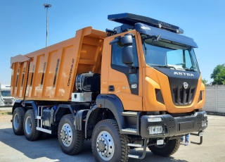 Camión dumper 
Iveco ASTRA HD9 86.50 8×6, 
Ejes MERITOR, 
Un motor CURSOR 13 de 500cv,
Cambio Allison con RETARDER,
GVW de 62Tn.  - Caja transfer STEYR VG2700
- Neumáticos Michelin 325/95R24
- Aire acondicionado.
- Visera.
- Avisador acústico marcha atrás.
- Barras estabilizadoras en todos los ejes.
- Espejos eléctricos y calefactados.
- ABS y ASR of-road.
- Bloqueos diferenciales, incluso primer eje.
- Cierre centralizado.
- Asiento con suspensión neumática.
- Luces Antinieblas.
- Ventanas traseras en cabina.
- Ballestas reforzadas.
- Luces rotativas naranjas.
- Escalón de inspección.
- Protector del radiador.
- Radio Bluetooth.
- Deposito ad-blue calefactado.
- Rejillas en pilotos.  Camión caja volquete CANTONI de 22m3, reforzada con acero Hardox 450 en suelo 10mm y laterales 8mm.  Protector de cabina Rof - Fops.