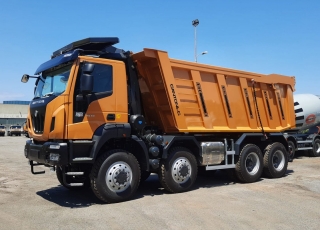Camión dumper 
Iveco ASTRA HD9 86.50 8×6, 
Ejes MERITOR, 
Un motor CURSOR 13 de 500cv,
Cambio Allison con RETARDER,
GVW de 62Tn.  - Caja transfer STEYR VG2700
- Neumáticos Michelin 325/95R24
- Aire acondicionado.
- Visera.
- Avisador acústico marcha atrás.
- Barras estabilizadoras en todos los ejes.
- Espejos eléctricos y calefactados.
- ABS y ASR of-road.
- Bloqueos diferenciales, incluso primer eje.
- Cierre centralizado.
- Asiento con suspensión neumática.
- Luces Antinieblas.
- Ventanas traseras en cabina.
- Ballestas reforzadas.
- Luces rotativas naranjas.
- Escalón de inspección.
- Protector del radiador.
- Radio Bluetooth.
- Deposito ad-blue calefactado.
- Rejillas en pilotos.  Camión caja volquete CANTONI de 22m3, reforzada con acero Hardox 450 en suelo 10mm y laterales 8mm.  Protector de cabina Rof - Fops.