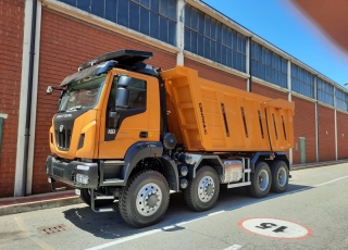 Camión dumper 
Iveco ASTRA HD9 86.50 8×6, 
Ejes MERITOR, 
Un motor CURSOR 13 de 500cv,
Cambio Allison con RETARDER,
GVW de 62Tn.

- Caja transfer STEYR VG2700
- Neumáticos Michelin 325/95R24
- Aire acondicionado.
- Visera.
- Avisador acústico marcha atrás.
- Barras estabilizadoras en todos los ejes.
- Espejos eléctricos y calefactados.
- ABS y ASR of-road.
- Bloqueos diferenciales, incluso primer eje.
- Cierre centralizado.
- Asiento con suspensión neumática.
- Luces Antinieblas.
- Ventanas traseras en cabina.
- Ballestas reforzadas.
- Luces rotativas naranjas.
- Escalón de inspección.
- Protector del radiador.
- Radio Bluetooth.
- Deposito ad-blue calefactado.
- Rejillas en pilotos.

Camión caja volquete CANTONI de 22m3, reforzada con acero Hardox 450 en suelo 10mm y laterales 8mm.

Protector de cabina Rof - Fops.