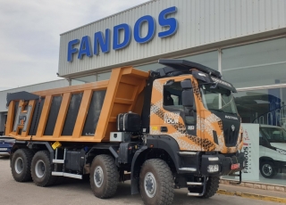 Nuevo IVECO ASTRA HHD9 86.50, 8x6 de 500cv, con 3m de anchura.

- Cambio Allison 4700 con retardador hidráulico de 7 marchas sincronizadas adelante + 1 en marcha atrás.
- Ejes Meritor.
- Caja transfer STEYR VG2700
- Para 65Tn de GVW.
- Aire acondicionado.
- Visera.
- Avisador acústico marcha atrás.
- Barras estabilizadoras en todos los ejes.
- Espejos eléctricos y calefactados.
- ABS y ASR of-road.
- Bloqueos diferenciales, incluso primer eje.
- Cierre centralizado.
- Asiento con suspensión neumática.
- Luces Antinieblas.
- Ventanas traseras en cabina.
- Luces rotativas naranjas.
- Escalón de inspección.
- Protector del radiador.
- Radio Bluetooth.
- Deposito ad-blue calefactado.
- Rejillas en pilotos.
- Neumáticos grandes 14R20.

- Con caja basculante CANTONI de 24m3,

- Protector de cabina Rops - Fops, protección de vuelco y caída de objetos.
- Con Certificado CE de maquinaria.