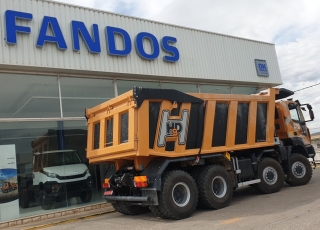 Nuevo IVECO ASTRA HHD9 86.50, 8x6 de 500cv, con 3m de anchura.

- Cambio Allison 4700 con retardador hidráulico de 7 marchas sincronizadas adelante + 1 en marcha atrás.
- Ejes Meritor.
- Caja transfer STEYR VG2700
- Para 65Tn de GVW.
- Aire acondicionado.
- Visera.
- Avisador acústico marcha atrás.
- Barras estabilizadoras en todos los ejes.
- Espejos eléctricos y calefactados.
- ABS y ASR of-road.
- Bloqueos diferenciales, incluso primer eje.
- Cierre centralizado.
- Asiento con suspensión neumática.
- Luces Antinieblas.
- Ventanas traseras en cabina.
- Luces rotativas naranjas.
- Escalón de inspección.
- Protector del radiador.
- Radio Bluetooth.
- Deposito ad-blue calefactado.
- Rejillas en pilotos.
- Neumáticos grandes 14R20.

- Con caja basculante CANTONI de 24m3,

- Protector de cabina Rops - Fops, protección de vuelco y caída de objetos.
- Con Certificado CE de maquinaria.