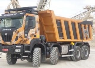 Nuevo IVECO ASTRA HHD9 86.50, 8x6 de 500cv, con 3m de anchura.

- Cambio Allison 4700 con retardador hidráulico de 7 marchas sincronizadas adelante + 1 en marcha atrás.
- Ejes Meritor.
- Caja transfer STEYR VG2700
- Para 65Tn de GVW.
- Aire acondicionado.
- Visera.
- Avisador acústico marcha atrás.
- Barras estabilizadoras en todos los ejes.
- Espejos eléctricos y calefactados.
- ABS y ASR of-road.
- Bloqueos diferenciales, incluso primer eje.
- Cierre centralizado.
- Asiento con suspensión neumática.
- Luces Antinieblas.
- Ventanas traseras en cabina.
- Luces rotativas naranjas.
- Escalón de inspección.
- Protector del radiador.
- Radio Bluetooth.
- Deposito ad-blue calefactado.
- Rejillas en pilotos.
- Neumáticos grandes 14R20.

- Con caja basculante CANTONI de 24m3,

- Protector de cabina Rops - Fops, protección de vuelco y caída de objetos.
- Con Certificado CE de maquinaria.