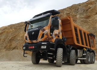 Nuevo IVECO ASTRA HHD9 86.50, 8x6 de 500cv, con 3m de anchura.

- Cambio Allison 4700 con retardador hidráulico de 7 marchas sincronizadas adelante + 1 en marcha atrás.
- Ejes Meritor.
- Caja transfer STEYR VG2700
- Para 65Tn de GVW.
- Aire acondicionado.
- Visera.
- Avisador acústico marcha atrás.
- Barras estabilizadoras en todos los ejes.
- Espejos eléctricos y calefactados.
- ABS y ASR of-road.
- Bloqueos diferenciales, incluso primer eje.
- Cierre centralizado.
- Asiento con suspensión neumática.
- Luces Antinieblas.
- Ventanas traseras en cabina.
- Luces rotativas naranjas.
- Escalón de inspección.
- Protector del radiador.
- Radio Bluetooth.
- Deposito ad-blue calefactado.
- Rejillas en pilotos.
- Neumáticos grandes 14R20.

- Con caja basculante CANTONI de 24m3,

- Protector de cabina Rops - Fops, protección de vuelco y caída de objetos.
- Con Certificado CE de maquinaria.