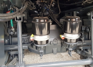 Nuevo IVECO ASTRA HHD9 86.50, 8x6 de 500cv, con 3m de anchura.  - Cambio Allison 4700 con retardador hidráulico de 7 marchas sincronizadas adelante + 1 en marcha atrás.
- Ejes Meritor.
- Caja transfer STEYR VG2700
- Para 65Tn de GVW.
- Aire acondicionado.
- Visera.
- Avisador acústico marcha atrás.
- Barras estabilizadoras en todos los ejes.
- Espejos eléctricos y calefactados.
- ABS y ASR of-road.
- Bloqueos diferenciales, incluso primer eje.
- Cierre centralizado.
- Asiento con suspensión neumática.
- Luces Antinieblas.
- Ventanas traseras en cabina.
- Luces rotativas naranjas.
- Escalón de inspección.
- Protector del radiador.
- Radio Bluetooth.
- Deposito ad-blue calefactado.
- Rejillas en pilotos.
- Neumáticos grandes 14R20.  - Con caja basculante CANTONI de 24m3,  - Protector de cabina Rops - Fops, protección de vuelco y caída de objetos.
- Con Certificado CE de maquinaria.