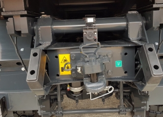 Nuevo IVECO ASTRA HHD9 86.50, 8x6 de 500cv, con 3m de anchura.  - Cambio Allison 4700 con retardador hidráulico de 7 marchas sincronizadas adelante + 1 en marcha atrás.
- Ejes Meritor.
- Caja transfer STEYR VG2700
- Para 65Tn de GVW.
- Aire acondicionado.
- Visera.
- Avisador acústico marcha atrás.
- Barras estabilizadoras en todos los ejes.
- Espejos eléctricos y calefactados.
- ABS y ASR of-road.
- Bloqueos diferenciales, incluso primer eje.
- Cierre centralizado.
- Asiento con suspensión neumática.
- Luces Antinieblas.
- Ventanas traseras en cabina.
- Luces rotativas naranjas.
- Escalón de inspección.
- Protector del radiador.
- Radio Bluetooth.
- Deposito ad-blue calefactado.
- Rejillas en pilotos.
- Neumáticos grandes 14R20.  - Con caja basculante CANTONI de 24m3,  - Protector de cabina Rops - Fops, protección de vuelco y caída de objetos.
- Con Certificado CE de maquinaria.