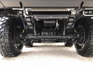 Nuevo IVECO ASTRA HHD9 86.50, 8x6 de 500cv, con 3m de anchura.  - Cambio Allison 4700 con retardador hidráulico de 7 marchas sincronizadas adelante + 1 en marcha atrás.
- Ejes Meritor.
- Caja transfer STEYR VG2700
- Para 65Tn de GVW.
- Aire acondicionado.
- Visera.
- Avisador acústico marcha atrás.
- Barras estabilizadoras en todos los ejes.
- Espejos eléctricos y calefactados.
- ABS y ASR of-road.
- Bloqueos diferenciales, incluso primer eje.
- Cierre centralizado.
- Asiento con suspensión neumática.
- Luces Antinieblas.
- Ventanas traseras en cabina.
- Luces rotativas naranjas.
- Escalón de inspección.
- Protector del radiador.
- Radio Bluetooth.
- Deposito ad-blue calefactado.
- Rejillas en pilotos.
- Neumáticos grandes 14R20.  - Con caja basculante CANTONI de 24m3,  - Protector de cabina Rops - Fops, protección de vuelco y caída de objetos.
- Con Certificado CE de maquinaria.