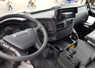 Nuevo IVECO ASTRA HHD9 86.50, 8x6 de 500cv, con 3m de anchura.  - Cambio Allison 4700 con retardador hidráulico de 7 marchas sincronizadas adelante + 1 en marcha atrás.
- Ejes Meritor.
- Caja transfer STEYR VG2700
- Para 65Tn de GVW.
- Aire acondicionado.
- Visera.
- Avisador acústico marcha atrás.
- Barras estabilizadoras en todos los ejes.
- Espejos eléctricos y calefactados.
- ABS y ASR of-road.
- Bloqueos diferenciales, incluso primer eje.
- Cierre centralizado.
- Asiento con suspensión neumática.
- Luces Antinieblas.
- Ventanas traseras en cabina.
- Luces rotativas naranjas.
- Escalón de inspección.
- Protector del radiador.
- Radio Bluetooth.
- Deposito ad-blue calefactado.
- Rejillas en pilotos.
- Neumáticos grandes 14R20.  - Con caja basculante CANTONI de 24m3,  - Protector de cabina Rops - Fops, protección de vuelco y caída de objetos.
- Con Certificado CE de maquinaria.