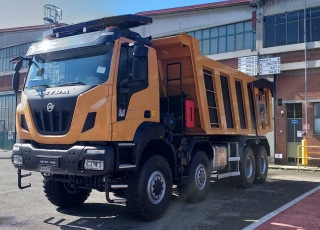 Nuevo IVECO ASTRA HHD9 86.50, 8x6 de 500cv, Euro 6 con 3m de anchura.
- Cambio Allison 4700 con retardador hidráulico de 7 marchas sincronizadas adelante + 1 en marcha atrás. 
- Ejes Meritor. 
- Para 65Tn de GVW.
- Neumáticos grandes 14R20.

- Con caja basculante CANTONI de 24m3, 

- Protector de cabina Rops - Fops, protección de vuelco y caída de objetos.
- Con Certificado CE de maquinaria.