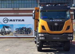 Nuevo IVECO ASTRA HHD9 86.50, 8x6 de 500cv, Euro 6 con 3m de anchura.
- Cambio Allison 4700 con retardador hidráulico de 7 marchas sincronizadas adelante + 1 en marcha atrás. 
- Ejes Meritor. 
- Para 65Tn de GVW.
- Neumáticos grandes 14R20.

- Con caja basculante CANTONI de 24m3, 

- Protector de cabina Rops - Fops, protección de vuelco y caída de objetos.
- Con Certificado CE de maquinaria.