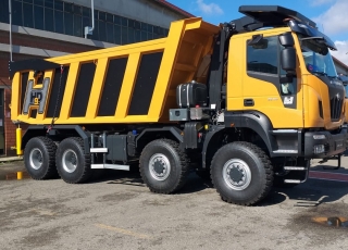 Nuevo IVECO ASTRA HHD9 86.50, 8x6 de 500cv, Euro 6 con 3m de anchura.
- Cambio Allison 4700 con retardador hidráulico de 7 marchas sincronizadas adelante + 1 en marcha atrás. 
- Ejes Meritor. 
- Para 65Tn de GVW.
- Neumáticos grandes 14R20.

- Con caja basculante CANTONI de 24m3, 

- Protector de cabina Rops - Fops, protección de vuelco y caída de objetos.
- Con Certificado CE de maquinaria.