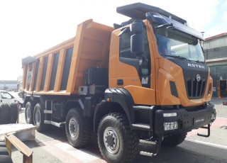 Nuevo IVECO ASTRA HHD9 86.50, 8x6 de 500cv, Euro 6 con 3m de anchura.
- Cambio Allison 4700 con retardador hidráulico de 7 marchas sincronizadas adelante + 1 en marcha atrás. 
- Ejes Meritor. 
- Para 65Tn de GVW.
- Neumáticos grandes 14R20.

- Con caja basculante CANTONI de 24m3, 

- Protector de cabina Rops - Fops, protección de vuelco y caída de objetos.
- Con Certificado CE de maquinaria.