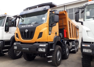 Nuevo IVECO ASTRA HHD9 86.50, 8x6 de 500cv, Euro 6 con 3m de anchura.
- Cambio Allison 4700 con retardador hidráulico de 7 marchas sincronizadas adelante + 1 en marcha atrás. 
- Ejes Meritor. 
- Para 65Tn de GVW.
- Neumáticos grandes 14R20.

- Con caja basculante CANTONI de 24m3, 

- Protector de cabina Rops - Fops, protección de vuelco y caída de objetos.
- Con Certificado CE de maquinaria.