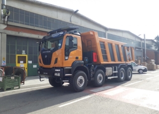 Nuevo IVECO ASTRA HHD9 86.50, 8x6 de 500cv, Euro 6 con 3m de anchura.
- Cambio Allison 4700 con retardador hidráulico de 7 marchas sincronizadas adelante + 1 en marcha atrás. 
- Ejes Meritor. 
- Para 65Tn de GVW.
- Neumáticos grandes 14R20.

- Con caja basculante CANTONI de 24m3, 

- Protector de cabina Rops - Fops, protección de vuelco y caída de objetos.
- Con Certificado CE de maquinaria.