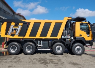 Nuevo IVECO ASTRA HHD9 86.50, 8x6 de 500cv, Euro 6 con 3m de anchura.
- Cambio Allison 4700 con retardador hidráulico de 7 marchas sincronizadas adelante + 1 en marcha atrás. 
- Ejes Meritor. 
- Para 65Tn de GVW.
- Neumáticos grandes 14R20.

- Con caja basculante CANTONI de 24m3, 

- Protector de cabina Rops - Fops, protección de vuelco y caída de objetos.
- Con Certificado CE de maquinaria.