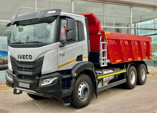 Nuevo IVECO T-WAY, AD380T45, 450cv, 6x4, caja de cambios automatizada.

Carrozado con caja volquete MEILLER de 14m3.