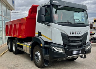 Nuevo IVECO T-WAY, AD380T45, 450cv, 6x4, caja de cambios automatizada.

Carrozado con caja volquete MEILLER de 14m3.