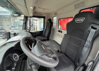 Nuevo IVECO T-WAY, AD380T45, 450cv, 6x4, caja de cambios automatizada.

Carrozado con caja volquete MEILLER de 14m3.