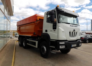 Nuevo IVECO ASTRA HD9 64.45, 6x4 de 450cv, Euro 6 con cambio manual.

Con caja tipo dumper.