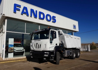 Nuevo IVECO ASTRA HD9 64.50, 6x4 de 500cv, Euro 6 con cambio manual.

- Aire acondicionado.
- Visera.
- Gancho de maniobra trasero.
- Espejos calefactados y telecomandados.
- Asiento confort.
- Faros rotativos naranjas.
- Ventana pared trasera cabina.
- Radio Bluetooh con manos libres y MP3.
- Rejilla protección pilotos traseros.
- Protección del radiador.
- Deposito de urea y filtro gasoil calefactado.
- Faros antiniebla.
- Avisador acústico marcha atrás.
- Ballestas posteriores reforzadas.
- Escalón de inspección delantero.
- Barra estabilizadora.
- Freno estacionamiento en eje delantero.

Carrozado con una caja Meiller de nueva fabricación de 16m3.