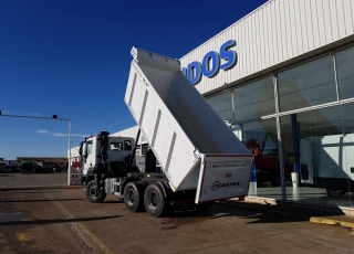 Nuevo IVECO ASTRA HD9 64.50, 6x4 de 500cv, Euro 6 con cambio manual.

- Aire acondicionado.
- Visera.
- Gancho de maniobra trasero.
- Espejos calefactados y telecomandados.
- Asiento confort.
- Faros rotativos naranjas.
- Ventana pared trasera cabina.
- Radio Bluetooh con manos libres y MP3.
- Rejilla protección pilotos traseros.
- Protección del radiador.
- Deposito de urea y filtro gasoil calefactado.
- Faros antiniebla.
- Avisador acústico marcha atrás.
- Ballestas posteriores reforzadas.
- Escalón de inspección delantero.
- Barra estabilizadora.
- Freno estacionamiento en eje delantero.

Carrozado con una caja Meiller de nueva fabricación de 16m3.