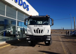 Nuevo IVECO ASTRA HD9 64.50, 6x4 de 500cv, Euro 6 con cambio manual.

- Aire acondicionado.
- Visera.
- Gancho de maniobra trasero.
- Espejos calefactados y telecomandados.
- Asiento confort.
- Faros rotativos naranjas.
- Ventana pared trasera cabina.
- Radio Bluetooh con manos libres y MP3.
- Rejilla protección pilotos traseros.
- Protección del radiador.
- Deposito de urea y filtro gasoil calefactado.
- Faros antiniebla.
- Avisador acústico marcha atrás.
- Ballestas posteriores reforzadas.
- Escalón de inspección delantero.
- Barra estabilizadora.
- Freno estacionamiento en eje delantero.

Carrozado con una caja Meiller de nueva fabricación de 16m3.