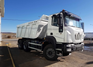 Nuevo IVECO ASTRA HD9 64.50, 6x4 de 500cv, Euro 6 con cambio manual.

- Aire acondicionado.
- Visera.
- Gancho de maniobra trasero.
- Espejos calefactados y telecomandados.
- Asiento confort.
- Faros rotativos naranjas.
- Ventana pared trasera cabina.
- Radio Bluetooh con manos libres y MP3.
- Rejilla protección pilotos traseros.
- Protección del radiador.
- Deposito de urea y filtro gasoil calefactado.
- Faros antiniebla.
- Avisador acústico marcha atrás.
- Ballestas posteriores reforzadas.
- Escalón de inspección delantero.
- Barra estabilizadora.
- Freno estacionamiento en eje delantero.

Carrozado con una caja Meiller de nueva fabricación de 16m3.