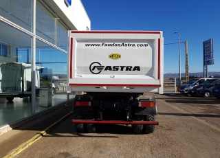 Nuevo IVECO ASTRA HD9 64.50, 6x4 de 500cv, Euro 6 con cambio manual.

- Aire acondicionado.
- Visera.
- Gancho de maniobra trasero.
- Espejos calefactados y telecomandados.
- Asiento confort.
- Faros rotativos naranjas.
- Ventana pared trasera cabina.
- Radio Bluetooh con manos libres y MP3.
- Rejilla protección pilotos traseros.
- Protección del radiador.
- Deposito de urea y filtro gasoil calefactado.
- Faros antiniebla.
- Avisador acústico marcha atrás.
- Ballestas posteriores reforzadas.
- Escalón de inspección delantero.
- Barra estabilizadora.
- Freno estacionamiento en eje delantero.

Carrozado con una caja Meiller de nueva fabricación de 16m3.