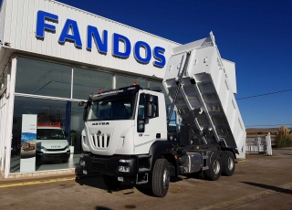 Nuevo IVECO ASTRA HD9 64.50, 6x4 de 500cv, Euro 6 con cambio manual.

- Aire acondicionado.
- Visera.
- Gancho de maniobra trasero.
- Espejos calefactados y telecomandados.
- Asiento confort.
- Faros rotativos naranjas.
- Ventana pared trasera cabina.
- Radio Bluetooh con manos libres y MP3.
- Rejilla protección pilotos traseros.
- Protección del radiador.
- Deposito de urea y filtro gasoil calefactado.
- Faros antiniebla.
- Avisador acústico marcha atrás.
- Ballestas posteriores reforzadas.
- Escalón de inspección delantero.
- Barra estabilizadora.
- Freno estacionamiento en eje delantero.

Carrozado con una caja Meiller de nueva fabricación de 16m3.