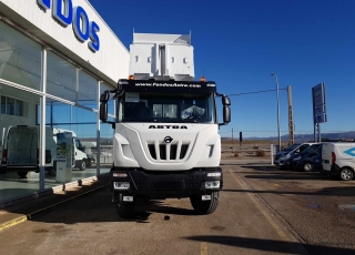 Nuevo IVECO ASTRA HD9 64.50, 6x4 de 500cv, Euro 6 con cambio manual.

- Aire acondicionado.
- Visera.
- Gancho de maniobra trasero.
- Espejos calefactados y telecomandados.
- Asiento confort.
- Faros rotativos naranjas.
- Ventana pared trasera cabina.
- Radio Bluetooh con manos libres y MP3.
- Rejilla protección pilotos traseros.
- Protección del radiador.
- Deposito de urea y filtro gasoil calefactado.
- Faros antiniebla.
- Avisador acústico marcha atrás.
- Ballestas posteriores reforzadas.
- Escalón de inspección delantero.
- Barra estabilizadora.
- Freno estacionamiento en eje delantero.

Carrozado con una caja Meiller de nueva fabricación de 16m3.