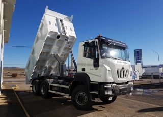 New IVECO ASTRA HD9 64.50, 6x4 of 500cv, Euro 6 with manual gearbox.
With new Meiller box 16m3