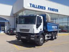 Dumper de ocasión IVECO AD380T38, 6x4 del año 2005 con caja bascualnte marca Galucho.