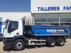 Dumper de ocasión IVECO AD380T38, 6x4 del año 2005 con caja bascualnte marca Galucho.