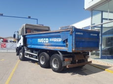 Dumper de ocasión IVECO AD380T38, 6x4 del año 2005 con caja bascualnte marca Galucho.