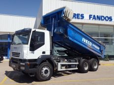 Dumper de ocasión IVECO AD380T38, 6x4 del año 2005 con caja bascualnte marca Galucho.