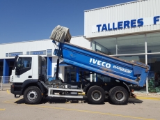 Dumper de ocasión IVECO AD380T38, 6x4 del año 2005 con caja bascualnte marca Galucho.