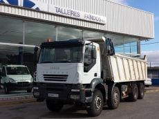 Dumper de ocasión marca IVECO modelo AD410T44, 8x4 del año 2005, con caja de 19m3, lleva enganche trasero.