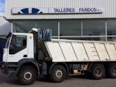 Dumper de ocasión marca IVECO modelo AD410T44, 8x4 del año 2005, con caja de 19m3, lleva enganche trasero.