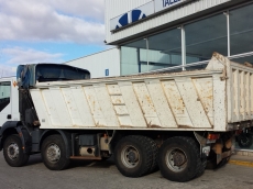 Dumper de ocasión marca IVECO modelo AD410T44, 8x4 del año 2005, con caja de 19m3, lleva enganche trasero.