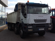 Dumper de ocasión marca IVECO modelo AD410T44, 8x4 del año 2005, con caja de 19m3, lleva enganche trasero.