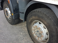 Dumper de ocasión marca IVECO modelo AD410T44, 8x4 del año 2005, con caja de 19m3, lleva enganche trasero.