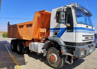 Dumper IVECO MP380E44W, 6x6, manual, año 2003, 309.591km, con caja Meiller Kipper. Precio sin impuestos.