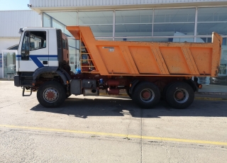 Dumper IVECO MP380E44W, 6x6, manual, año 2003, 309.591km, con caja Meiller Kipper. Precio sin impuestos.