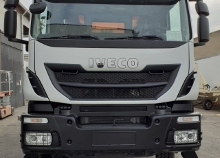 New IVECO Trakker AD410T50, 8x4 of 500cv, Euro 6 with automatic gearbox.
With Meiller box orange of 18m3.