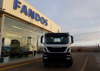 Nuevo IVECO Trakker AD410T50.
- 8x4.
- 500cv.
- Automático.
- Hill Holder.
- Aire Acondicionado.
- Radio Bluetooth.
- Ventana en Pared Trasera.
- Luces Diurnas de Led.

En chasis.