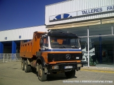 Camión dumper Mercedes 2629AK, 6x6, del año 1991, con enganche.